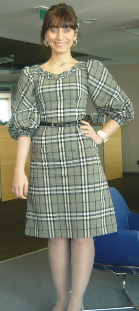 kareli burberry elbise